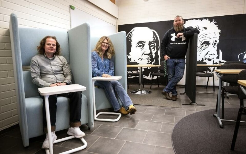 I Godby högstadieskola har man börjat möblera om klassrum för att skapa en lugnare miljö med dova ljud. På bilden syns rektorn Jens Lindholm, vice rektor Sofia Styrström och matteläraren Christofer Eriksson.Foto: DANIEL ERIKSSON