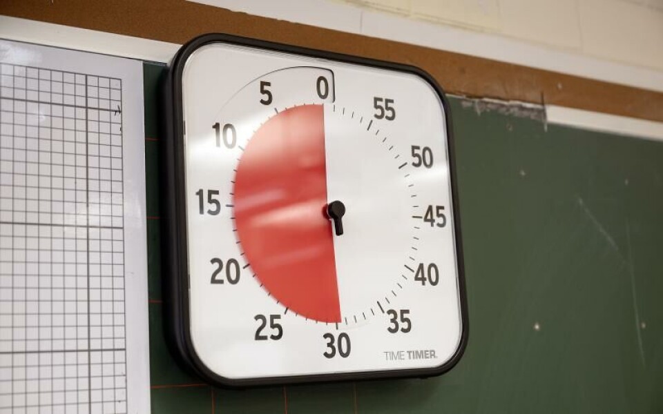Klockan på väggen är en timer som visar den återstående tiden för en uppgift eller av lektionen. ”Du vet alltid hur lång tid det är kvar utan att behöva fråga”, säger läraren Christofer Eriksson.Foto: DANIEL ERIKSSON