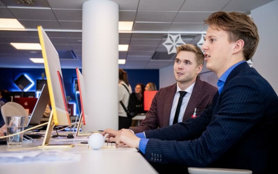 Blivande ministern Jesper Josefsson fick en pratstund med Wincent Westerback från Jomala, som trivs bra på grit_lab.Foto: Hülya Tokur-Ehre