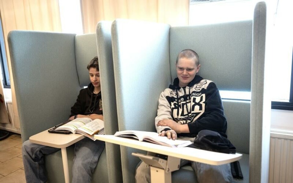 Sittmöblerna begränsar intrycken från den övriga klassen så att mer fokus kan läggas på läraren eller uppgiften. Här sitter Elis Brunström och Jonathan Sundberg i två av dem.Foto: DANIEL ERIKSSON