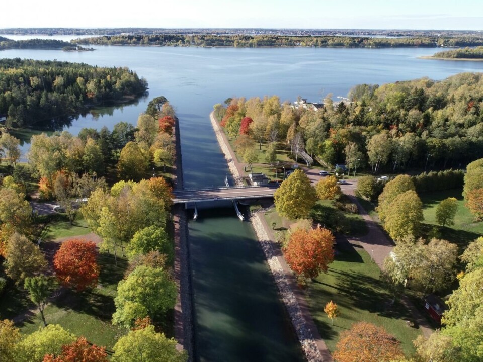 Lemströms kanalbro renoveras nästa år, när den blir 40 år. 101018 , 10102018 , 201801010 , Bron vid Lemströms kanal hade tekninska problem efter broöppning så det blev långa bilköer , bilkö , trafik , Lemström , bro , flygbild