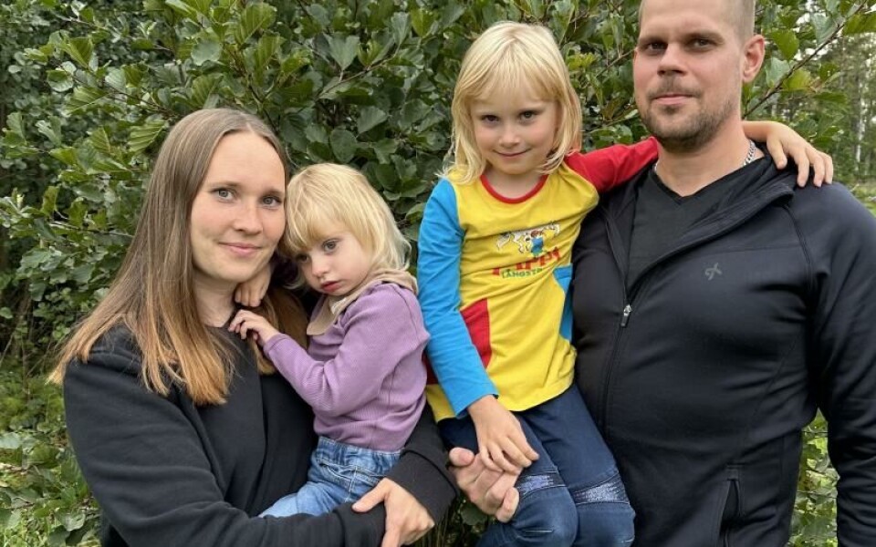 Familjen Englund består av mamma Erica, lillasyster Lisa, storasyster Sigrid och pappa Thomas. Deras vardag är noga planerad och styrs till stor del av Lisas matningar.Foto: