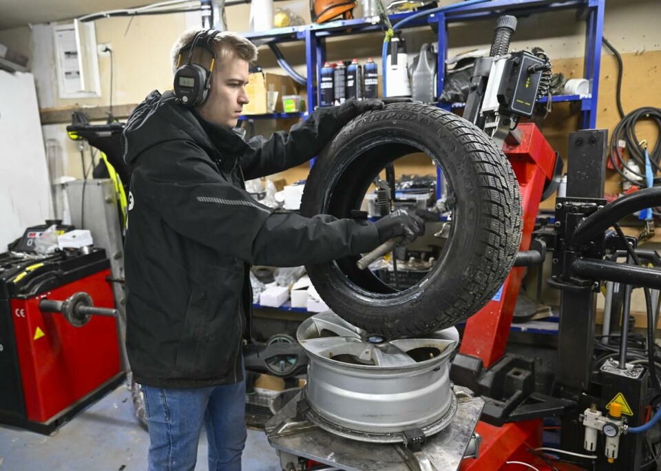 Liten däckfirma satsar på snabb service Före däcket krängs på fälgen penslas däckskanten med ett monteringsfett.Robert Jansson