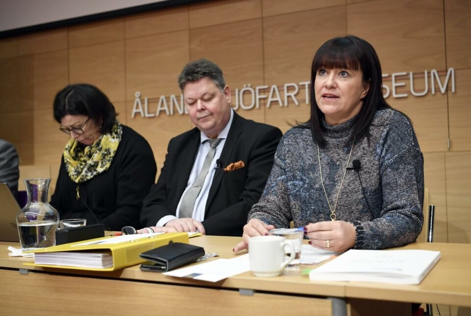 ”Ingen har tillräckligt bra koll på vad den andra gör, någon behöver få ihop det”, säger Annette Holmberg-Jansson (MSÅ), till höger, om landskapsregeringens satsning. 311021 , 31102021 , 20211031 , Budget 2022 , LR , Landskapsregeringen presenterade sin budget för 2022 , i Sjöfartsmuseets auditorium , regering , Ålands ekonomi , budget med underskott pga av corona pandemin , lantråd Veronica Thörnroos (C) , finansminister Roger Höglund (C) , socialminister Annette Holmberg-Jansson (MSÅ)