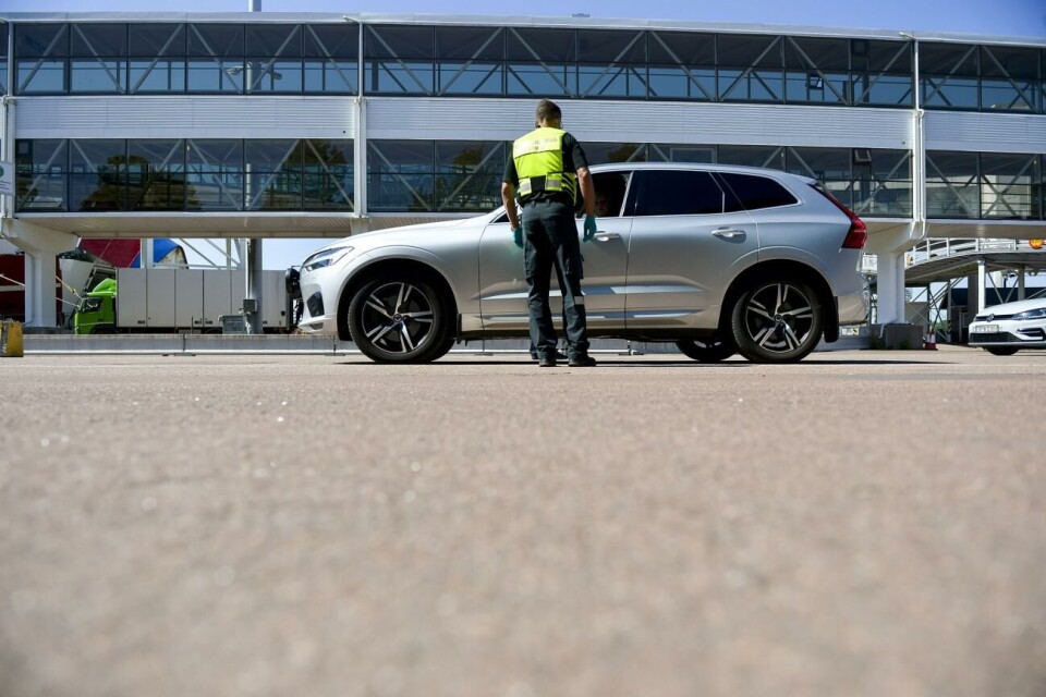Under pandemin förstärktes gränsbevakningen på Åland. Ibland talade personalen bara ett språk. 120721 , 12072021 , 20210712 , I Västra hamnen står bilar som just kört av Rosella i kö där gränsbevakare kontrollerar varje bil. De frågar om de inresande har fått sina vaccindoser eller genomgått covid-19. Har man bara en dos ska man testa sig efter 72 till 120 timmar , corona , Covid-19, sjöbevakning, svenska turister, turist corona kontroll av resenärer , gränsbevakning