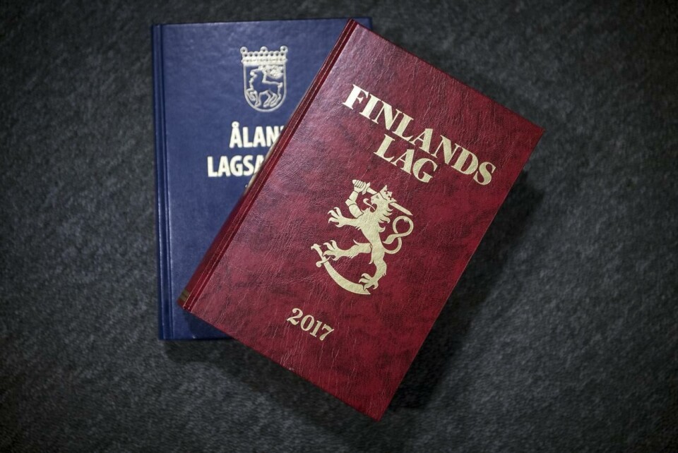 Den tryckta versionen av Finlands lag på svenska försvinner. Det protesterar landskapsregeringen emot. Den tryckta versionen av Finlands lag på svenska försvinner. Det protesterar landskapsregeringen emot. Daniel Eriksson