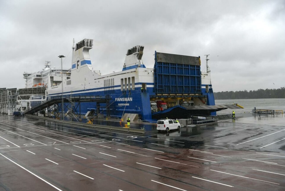 Finnlines har hittills fler passagerare än motsvarande period i fjol, men fraktvolymerna har minskat. Så här såg det ut när ro-pax-fartyget Finnswan lade till på prov i Mariehamn på onsdagen.@Foto:Robert Jansson