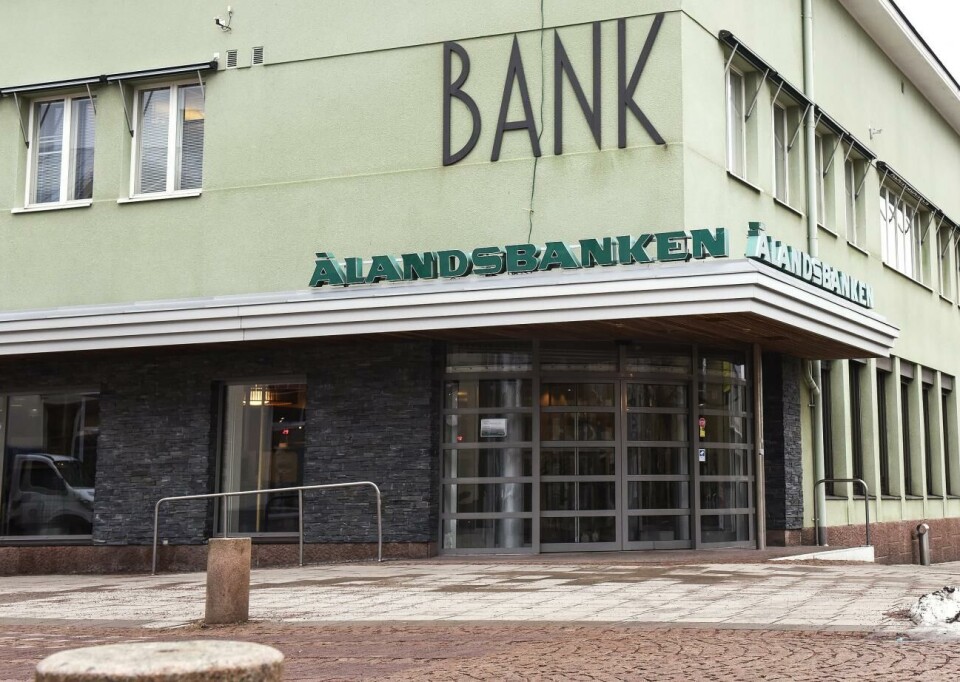 Värdet på den överlåtna bolåneportföljen uppgår totalt till 12,5 miljarder svenska kronor.