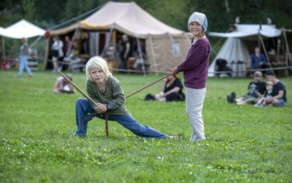 Manne och Leon leker och strider med kompisar på marknaden.Foto: Amir Karbalaei
