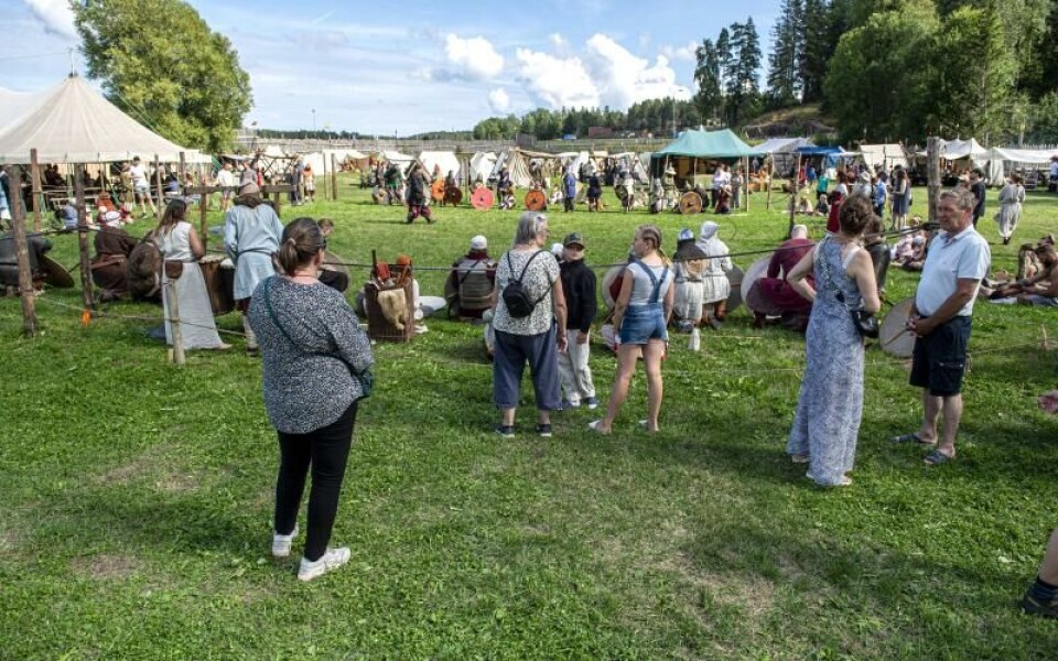 Första dagen på vikingamarknaden lockade många besökare.Foto: Amir Karbalaei