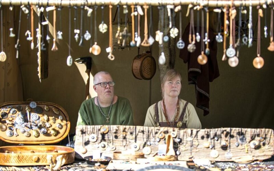 Tommi och Nina Arela säljer mycket olika saker på marknaden.Foto: Amir Karbalaei