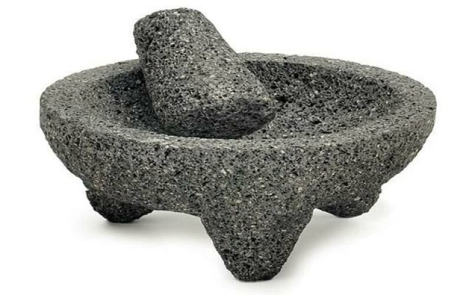 Nytillverkad mexikansk molcajete av vulkanisk sten. Innan den tas i användning bör den ”kuras” med salt, vatten och ris för att inte stenbitar och damm skall hamna i maten.Foto: Amazo