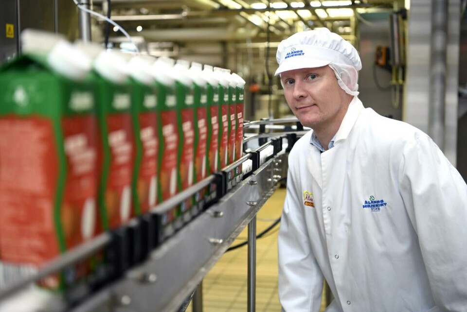 Joakim Blom, vd för ÅCA, kan glädjas över ett förbättrat resultat. 141021 , 14202021 , 20211014 , ÅCA 100år , hundraårsjubileum , VD Joakim Blom med den nya pepparkaksyoghurten som lanserades till hundraårsjubileet , pepparkaksyoghurt