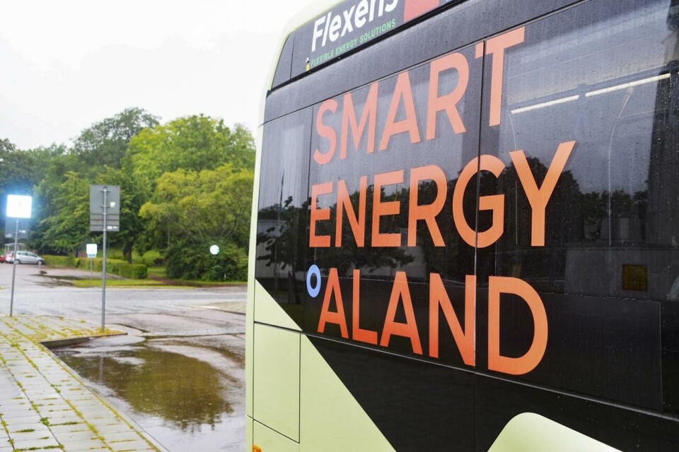 Flexens driver forskningsprojekt på Åland. 270720 , 27072020 , 20200727 , Smart Energy Åland ,Flexens och landskapsregeringen som den här veckan hartagit en elbuss till Åland. Tanken är att man får provåka elbussen som förväntasm komma permanent till Åland 2022 , eldrift , eldriven buss , miljöbuss , miljövänlig kollektivtrafik *** Local Caption *** @Bildtext:Smart Energy Åland står tillsammans med FLexens och landskapsregeringen bakom initiativet till en elbuss.