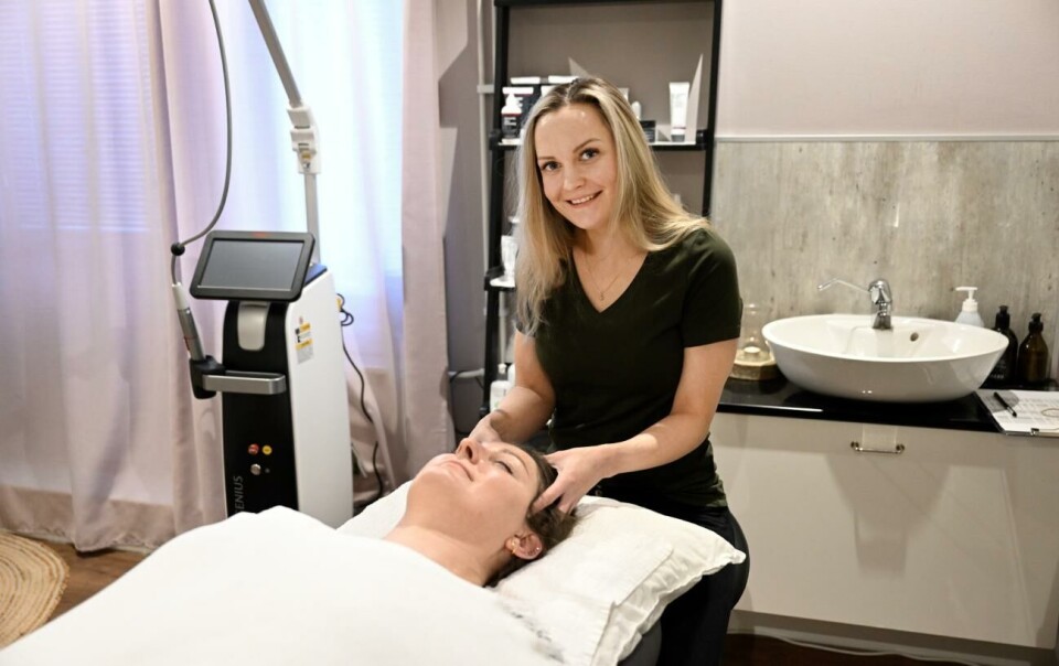 Jannika Stenback, kosmetolog och Skönhetsmagasinets ägare, demonstrerar en huvudmassage på fransstylisten Piret Soosalu. Båda ser fördelar med att samla många olika kompetenser i samma byggnad.