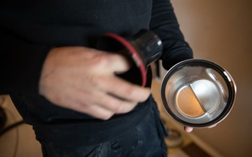 I samband med reliningen byts även alla golvbrunnar ut till rostfria och gjuts in med epoxy för att undvika läckage.@Normal_indrag:<@Fotograf>Hülya Tokur-EhresFoto: Hulya Tokur Ehres