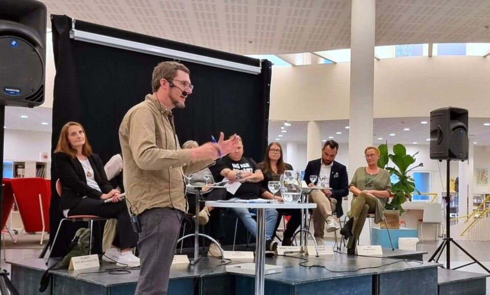 Kulturdebatt med Alandica i fokus Tisdagskvällens kulturpolitiska debatt leddes av moderatorn Fredrik Sonck, vd för Ålands radio. I panelen satt Maiken Poulsen Englund (ÅF), Kjell Frisk (HI), Nina Fellman (S), Björn ”Grulle” Eklund (Ob), Matilda Björklund (C), Michele Ferrari (Lib) och Mia Schütten (MSÅ).