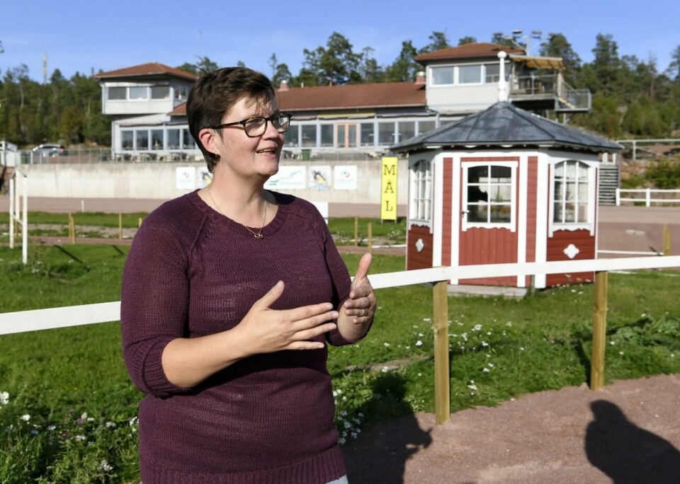 Ålands travets verksamhetsledare Pia Eriksson är bekrymrad över att nästa veckas trav ligger risigt till på grund av fullbokade båtar. 090921 , 09092021 , 20210909 , Åland är värd för Nordiskamästerskapen för islandshästar 2022 , Ålands islandshästförening Àlenskur i samarbete med det finska förbundet och Ålands Hästsportförening samarbetar för att få till arrangemanget , häst , hästsport , islandshäst , Pia Eriksson