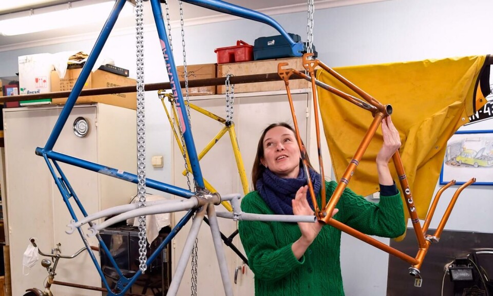 Minna Öberg med en del av den skulptur hon gör till det nya polishuset.
