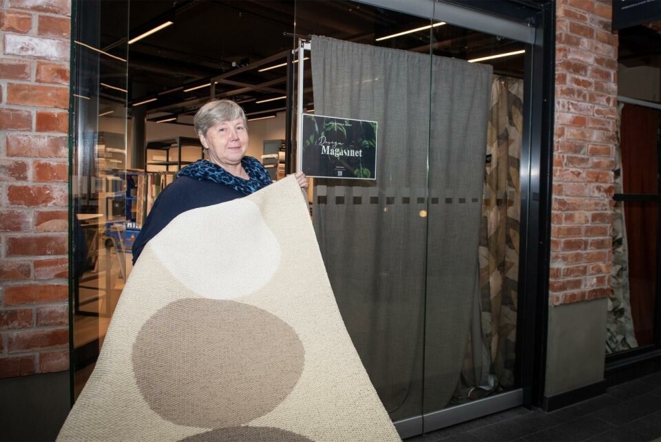 En ny butik slår upp dörrarna i Telegrafen inom kort. Här visar Anncatrin Kytömäki upp en matta som finns bland varorna.