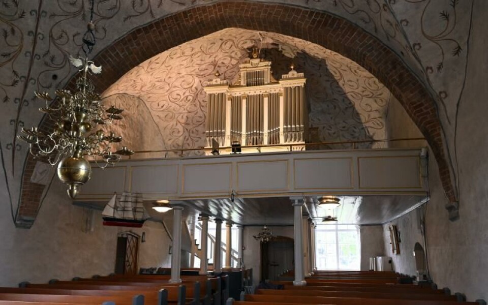 Förutom den nya orgeln har orgelläktaren fått nytt golv och mässingsräcke. Dessutom har stenläggningen i kyrkgolvet korrigerats.Foto: Robert Jansson