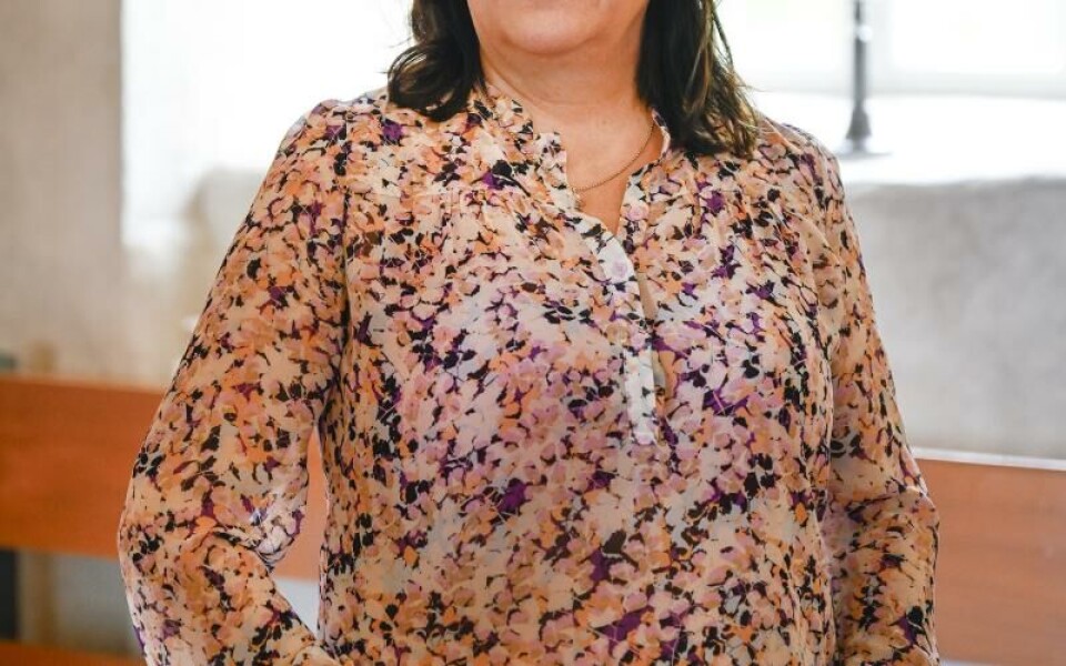 Pipsa Juslin är kantor i Eckerö-Hammarlands församling. Hon beskriver att den nya orgeln har en varm och mjuk klang, men har ändå bett. Foto: Robert Jansson