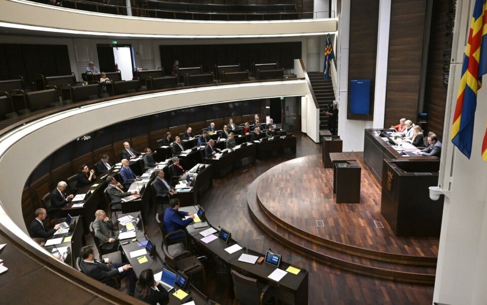 Nu landar skadeståndet på 13 miljoner hos lagtinget Lagtinget inleder remissdebatten i elhybridärendet på onsdag morgon. Men talman Veronica Thörnroos uppmanar ledamöterna att även ha beredskap för att delta i plenum på kvällen.