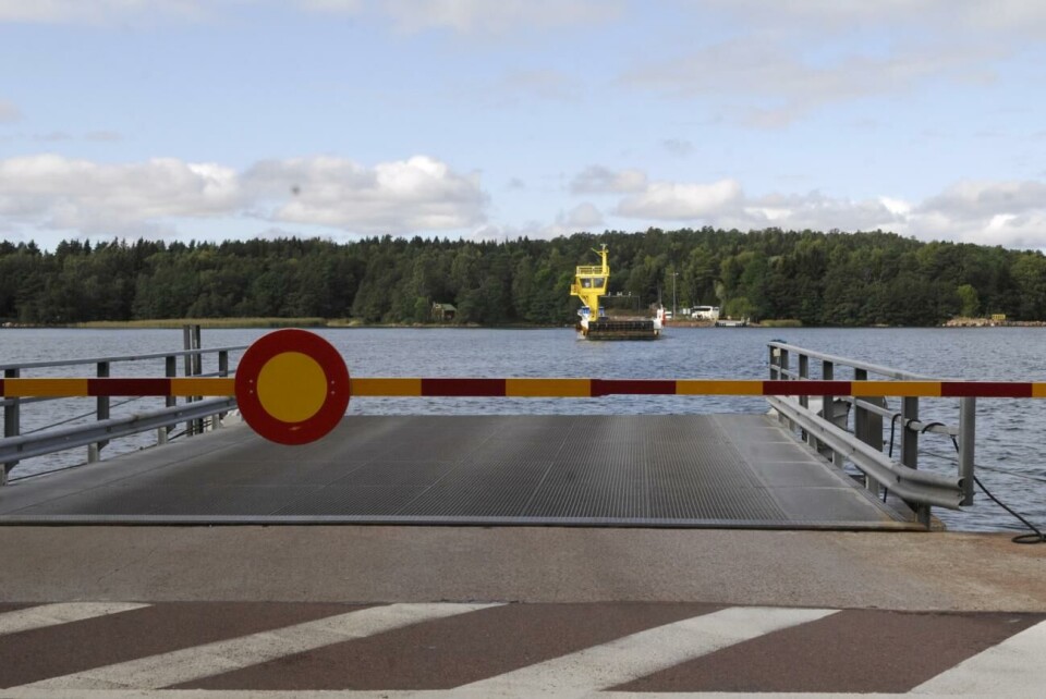 Ska en linjefärja fortsättningsvis gå över sundet, eller en bro? En bro är vad som ligger högst upp på önskelistan bland Vårdöborna. Det skulle ge många positiva konsekvenser, tror man. Men det finns vissa hinder. Även om sundet mellan Töftö på Vårdö och Prästö i Sund är inte särskilt stort skulle bron behöva bli över 28 meter hög och av rejäl konstruktion. Om inte landskapet lyckas få faret omklassificerat.