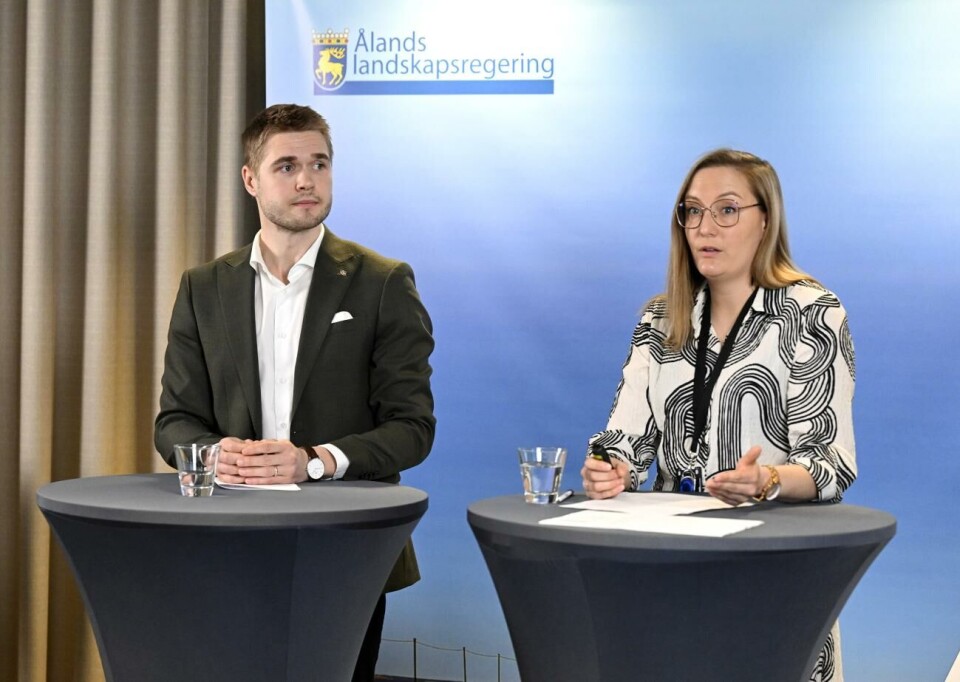 Nya krav ska göra djurskyddet bättre Näringsminister Jesper Josefsson (C) och veterinär Laura Ölander presenterade de nya djurskyddsförordningarna.Robert Jansson