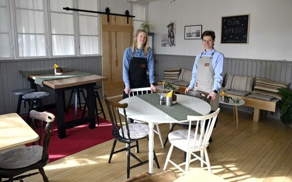 Naemi Örjans och Valentina Ciavaglia i matsalen på Villa Valentina.<@Fotograf>Robert JanssonFoto: Robert Jansson