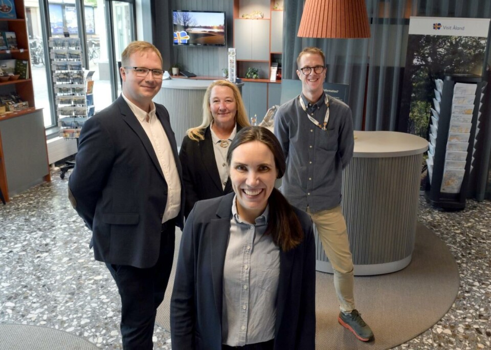 Nytt läge gav besöksrekord för Visit Åland Visit Ålands nya lokal har gett verksamheten ett lyft. Det säger marknadsförings- och försäljningschef Niko Micklin, turistinformatörerna Riitta-Lea Värelä och Didrik Svahn, samt längst fram, vd Noora Löfström. Robert Jansson