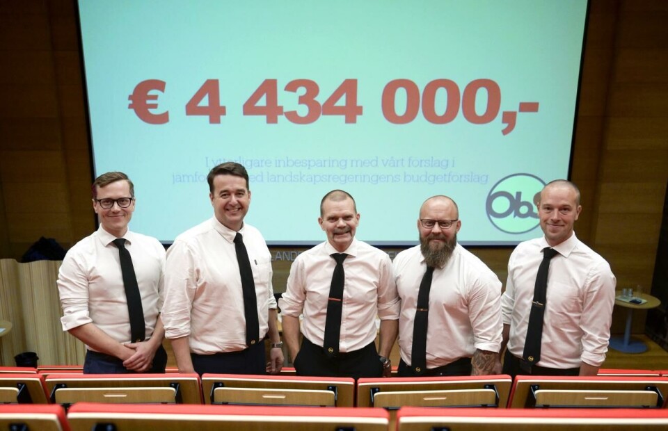 Obunden samling säger att man sänker kostnaderna med drygt 4,4 miljoner euro jämfört med landskapsregeringens förslag på ett underskott på drygt 29 miljoner euro. På bilden syns hela lagtingsgruppen: Christian Wikström, ordförande Marcus Måtar, Stellan Egeland, Johan Lindström och Andreas Kanborg. Obunden samling klädde upp sig för presentationen av sin skuggbudget för år 2025. Man sänker kostnaderna med drygt 4,4 miljoner euro jämfört med landskapsregeringens förslag på ett underskott på drygt 29 miljoner euro. På bilden syns hela lagtingsgruppen: Christian Wikström, ordförande Marcus Måtar, Stellan Egeland, Johan Lindström och Andreas Kanborg. Robert Jansson