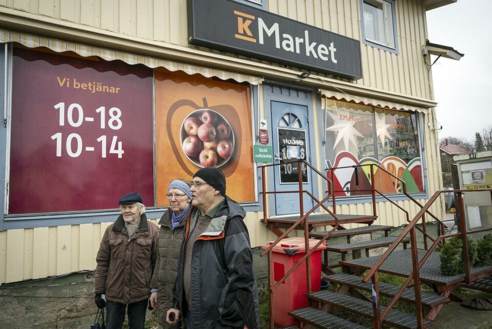 Det är utetslutet för Vårdö att vara utan närbutik, säger Douglas Lindén, Helena Påvals och Göran Påvals.