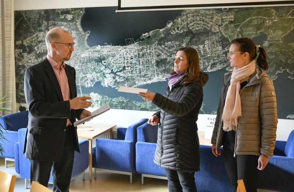 Josefine Egenfelt och Maria Törnqvist lämnade i går över namnlistan med 599 namn till stadens infrastrukturchef Kai Söderlund.