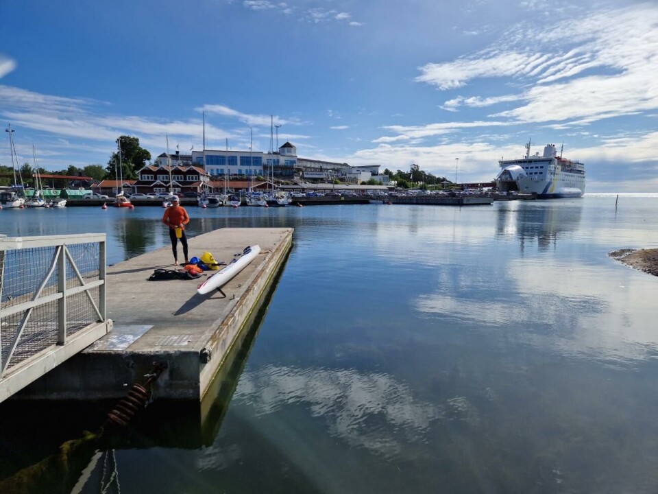 Christer Sjölund och André Haglund paddlade surfski hela vägen från Grisslehamn till Eckerö. Bilden är tagen i Grisslehamn före de begav sig iväg, på bryggan står André Haglund.