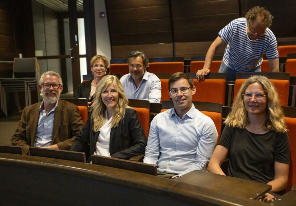 Många har bidragit till pandemirapporten. Längst fram från vänster Knut Lönnroth, Marika Nordberg, Mathias Grunér och Erika Boman. Bakre raden Tora Woivalin, Jun Nagamori och Mogens Lindén. Corona Pandemi seminarium, föreläsare, gruppbild