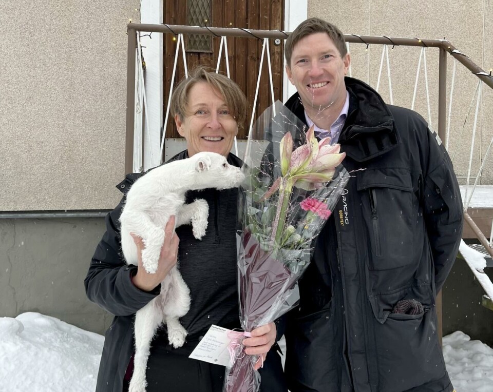 Pia får årets godhetspris Pia Laakso fick årets godhetspris. Niclas Forsström från Folkhälsan på Åland delade ut priset.
