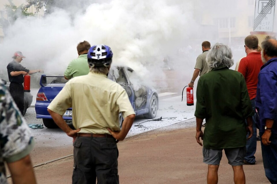 Podcast går igenom bankrånet 2006 @Foto:jacob saurénAvledande manöver. Den här Mitsubishin antändes utanför stadsbiblioteket den 10 augusti, samtidigt som rånarna slog till mot Ålandsbanken.