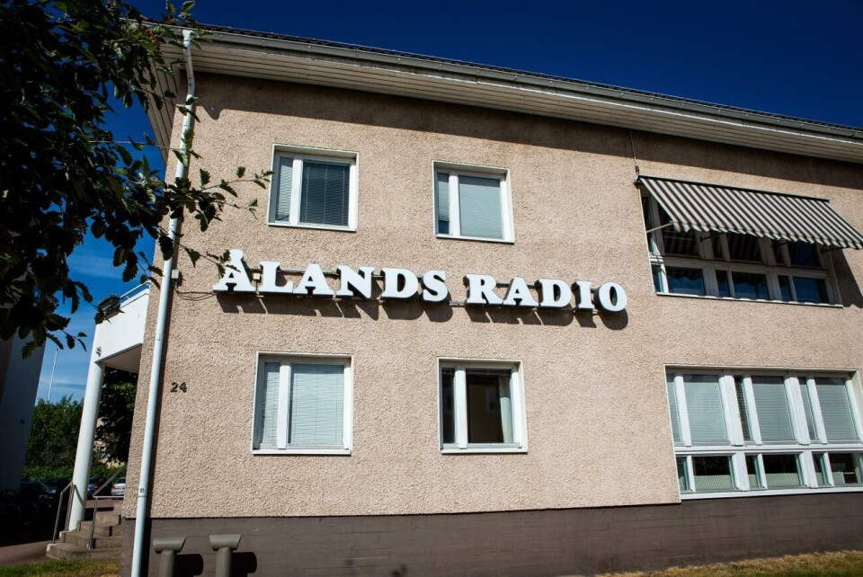 En medarbetare har stängts av efter en incident på Ålands radio och tv. Ålands Radio, huset