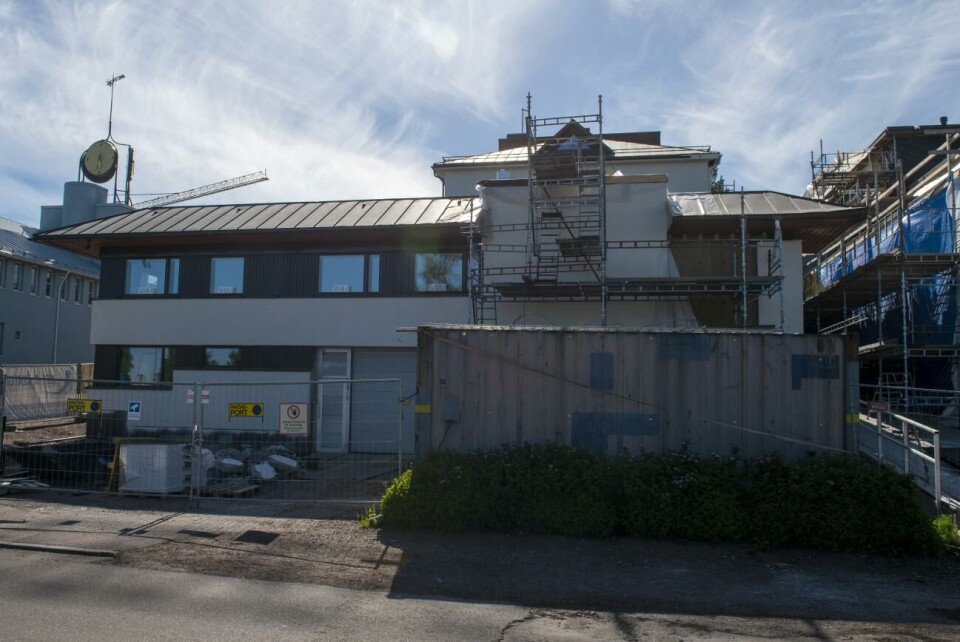 En man avled i polisens häkte natten till måndag.