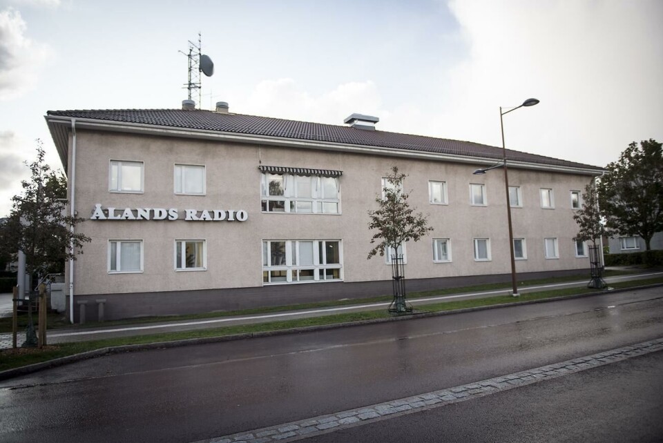 Ålands radio och tv får inte gehör för sin anhållan om att medieavgiften borde höjas. Nu tvingas man spara 100.000 euro 2022.