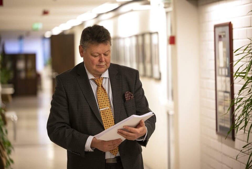 Finansminister Roger Höglund (C) presenterar förslaget till finanspolitiskt ramverk för lagtinget i dag.
