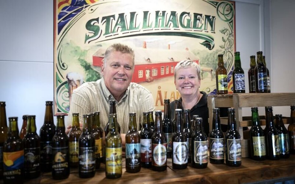 Genom åren har det blivit runt 350 olika ölrecept. Vd Tommy Ruponen och restaurangchef Johanna Dahlgren visar upp några av de ölsorter som sålts antingen i butiker eller på restauranger.Foto: DANIEL ERIKSSON