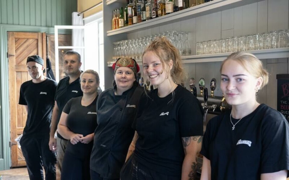 Dennis Ahonen, Philip Skakon, Oksana Skakon, Linda Båskman, Nadja Nordberg och Tilde Fagerström är gänget som får restaurangen på Stallhagen att gå runt.Foto: DANIEL ERIKSSON