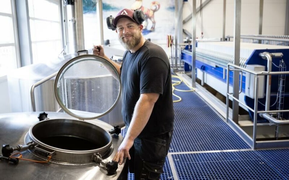 Jonathan Smeds håller koll på de olika tankarna där ölet förbereds.Foto: DANIEL ERIKSSON