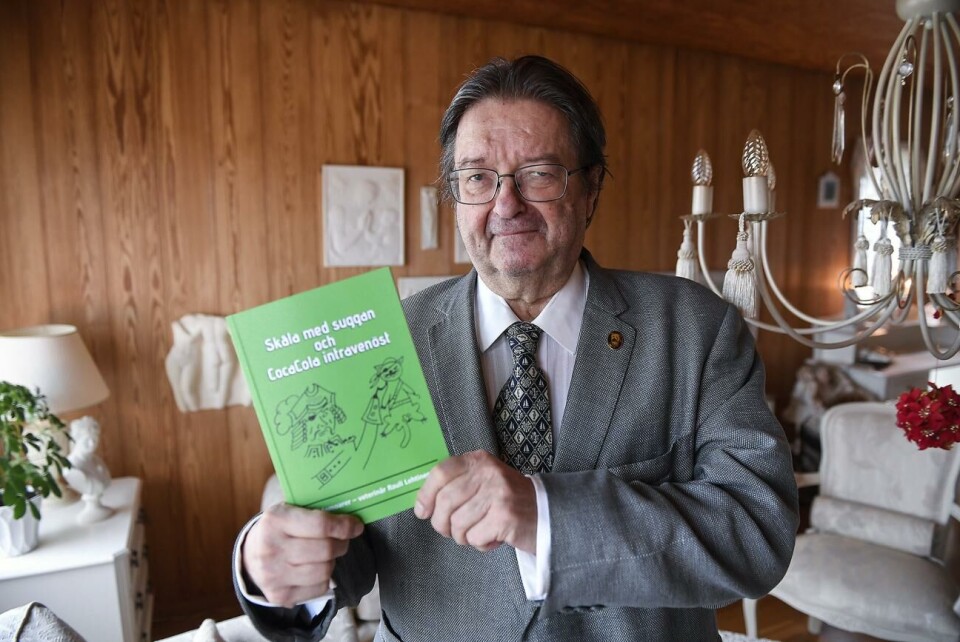 Rauli Lehtinen med boken ”Skåla med suggan och Coca Cola intravenöst”.
