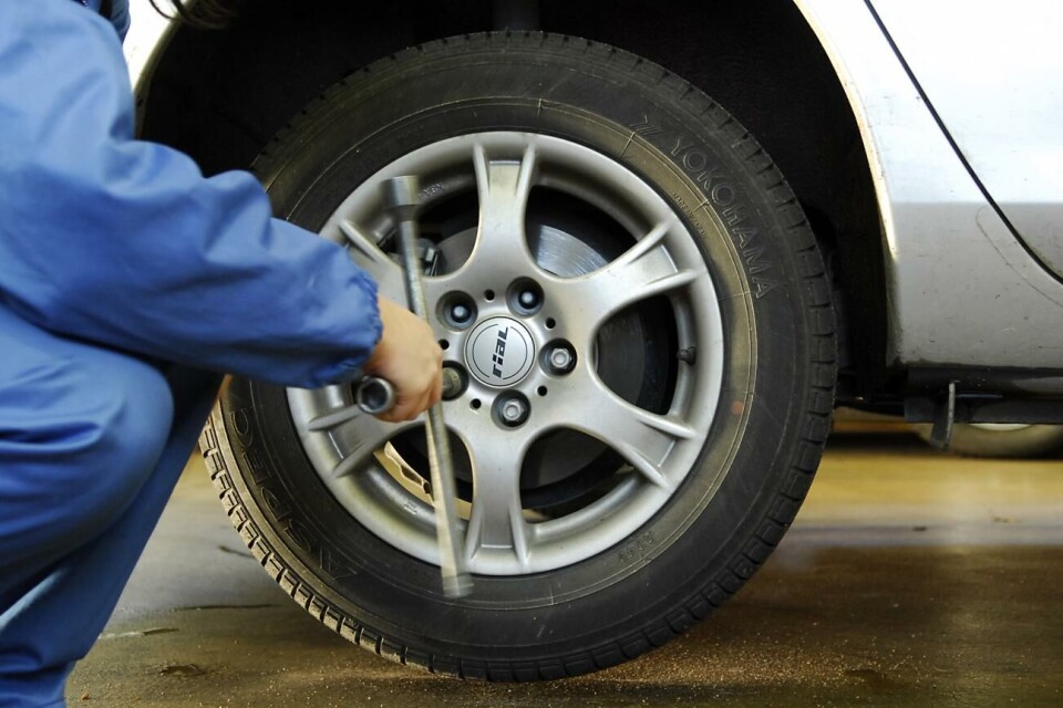 Från och med den 1 november måste man ha vinterdäck på sin personbil om vinterväglag råder. Steg 1