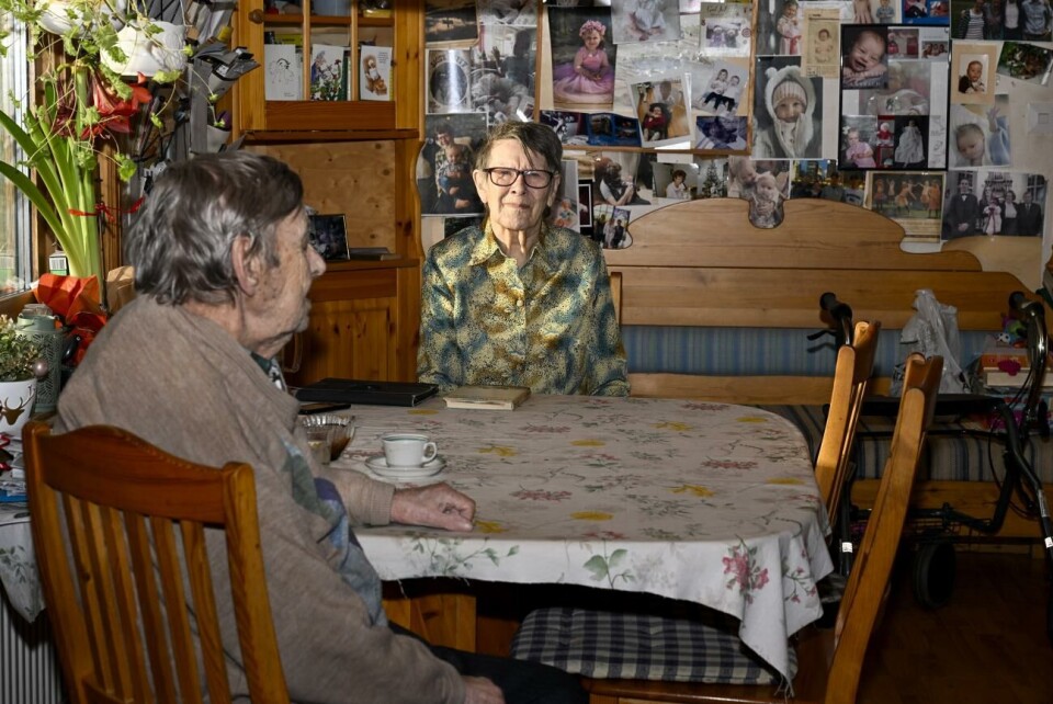 Runa Lisa Janssons make Raul trivs hemma. ”En dement människa vill veta var väggarna, toaletten och kaffet finns”, säger hon.