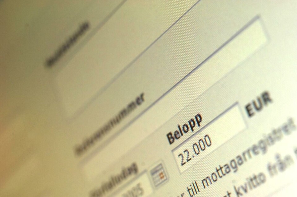 Ett programfel i S-Bankens webbsnk har gjort att kunder kunnat logga in på andras konton och se andra privata uppgifter. I vissa fall har det skett olagliga transaktioner. Internet, internetbank, betalning på nätet *** Local Caption *** @Foto:daniel eriksson@Bildtext:Tog från kontot. Den misstänkte mannen kom över en annan mans koder till internetbanken och förde över 22.000 euro till sitt eget konto.