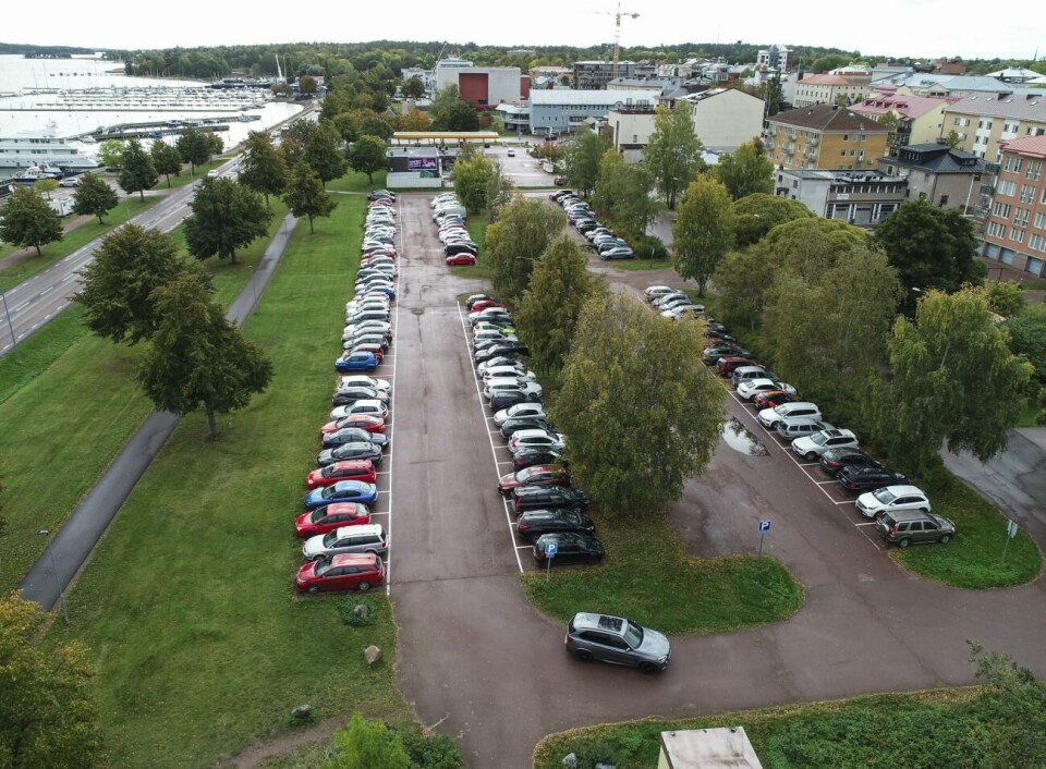 Långtidsparkeringarna, som den norr om Select, fylls snabbt upp och nu försöker folk hitta andra lösningar för sin parkering.